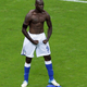 Illustration for article titled Mario Balotelli Does Thing